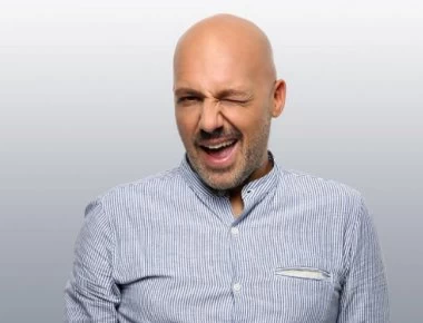 Νίκος Μουτσινάς: Έφαγε τούρτα φράουλα με καραμελωμένες ακρίδες (βίντεο)